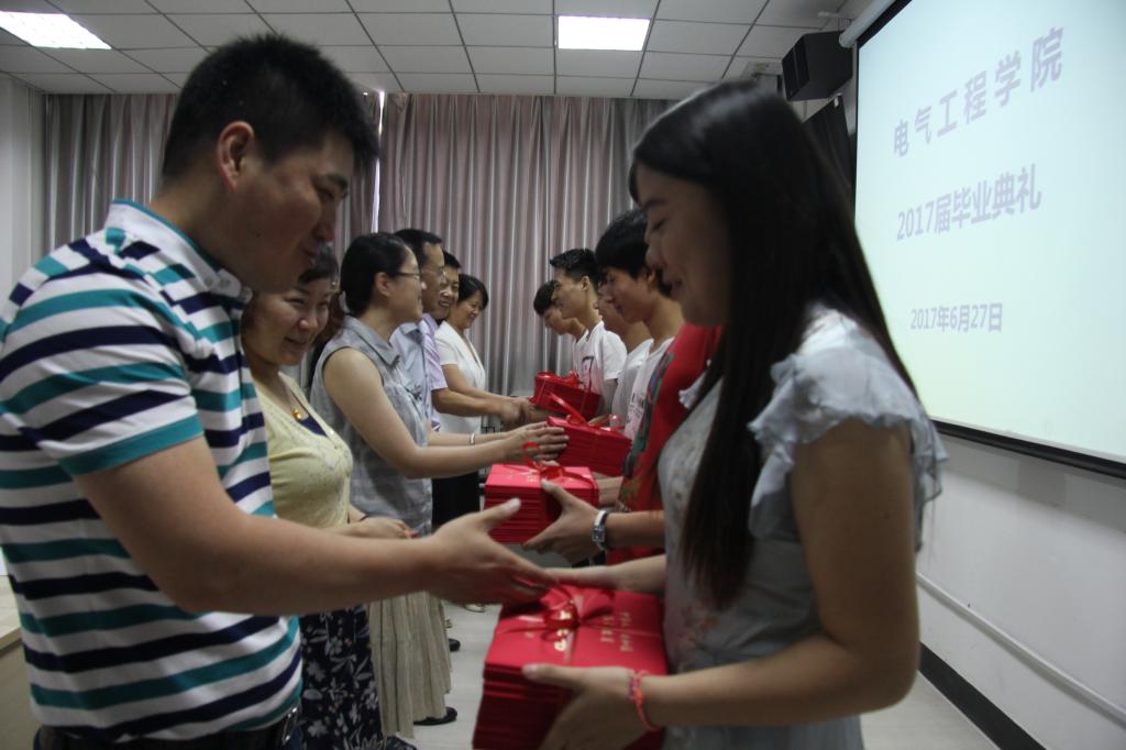 华体会在线-华体会(中国)领导为毕业生颁发毕业证书