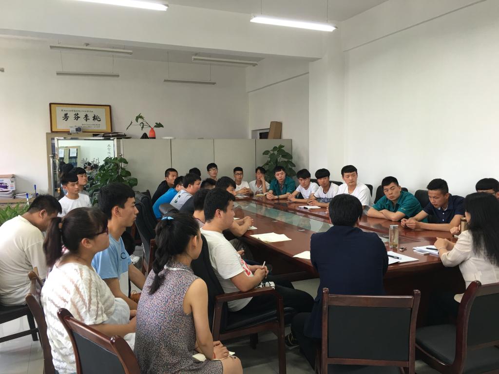 学生积极发言