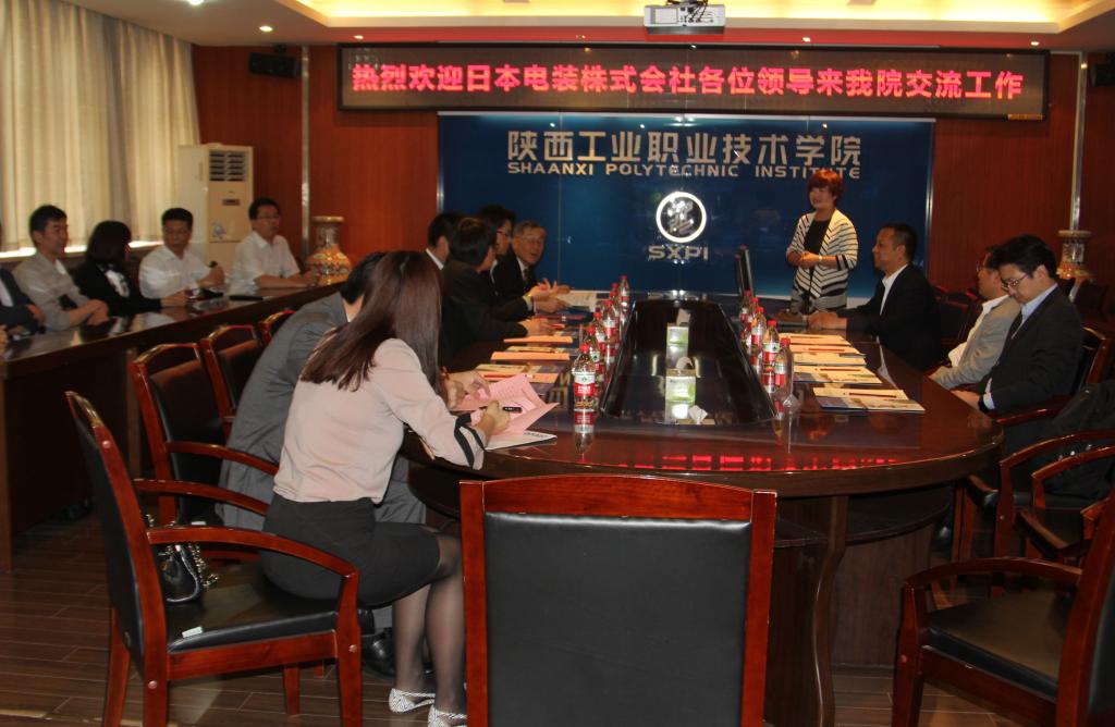 华体会在线-华体会(中国)院长卢庆林与来访者座谈